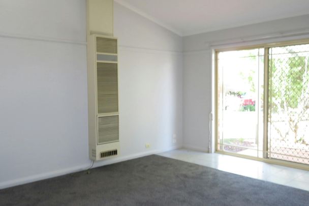 CENTRAL 2 BEDROOM UNIT! CLOSE TO TOWN! - Photo 1