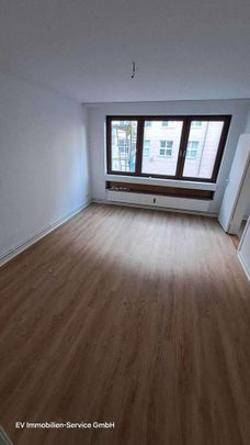ZENTRAL & MITTENDRIN | 2,5 Zimmer | Balkon | Duschbad | ab sofort! - Photo 1