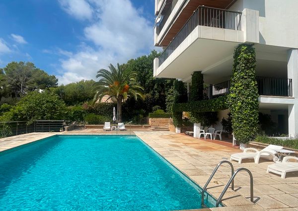 Elegante apartamento con terraza, piscina, vistas al mar, parking, 3 dormitorios. San Agustin, Palma.
