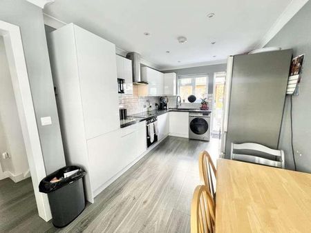 Stuart Close, Brentwood, CM15 - Photo 3