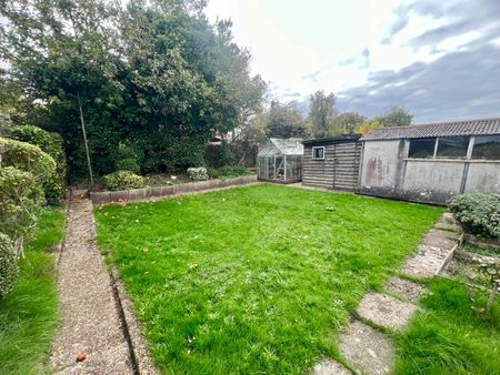 2 bedroom semi-detached bungalow to rent - Photo 4