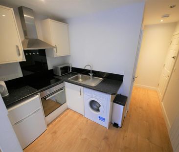 Flat 3, Woodside, Bournemouth BH1 - Photo 2