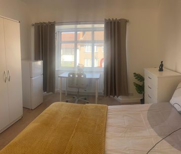 Room in a Shared House, Walton Close, NW2 - Photo 2