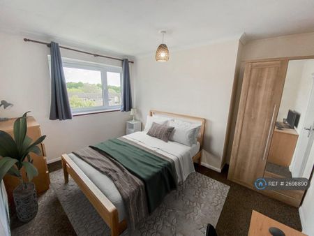 3 bedroom flat to rent - Photo 4