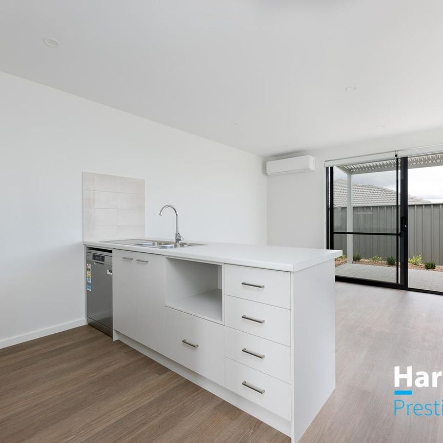 Brand New Townhouse Living in Hilbert's Sienna Wood Estate. - Photo 1