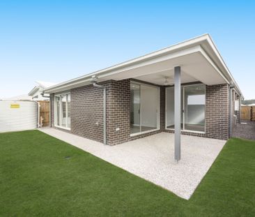 Modern Family Living - Photo 2