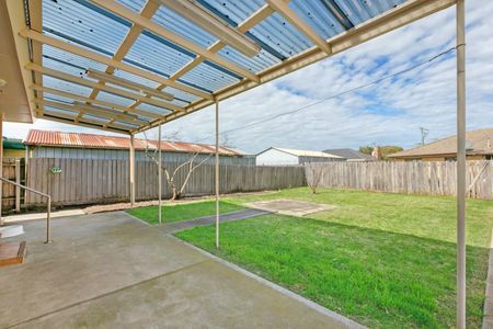 7 Tunaley Parade, Reservoir VIC 3073 - House For Rent | Domain - Photo 3