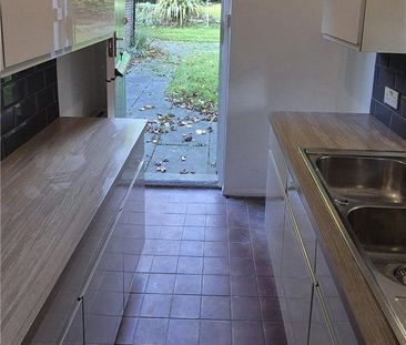 Refurbished three bedroom semi-detached cottage located in the vill... - Photo 5