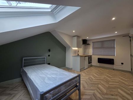 Studio Flat, Mansell Road, W3 - Photo 2