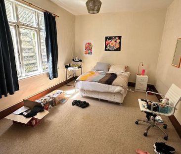 Incredible value large 2 bedroom flat - Photo 2