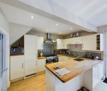 4 bedroom end of terrace house to rent - Photo 2