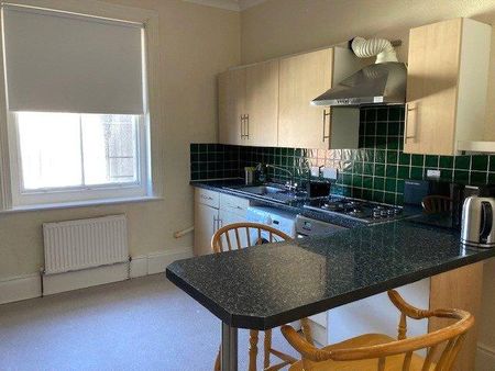 1 bedroom in a flat share to rent - Photo 3