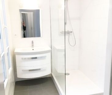 Location Appartement 2 pièces 62m² PARIS 11ème - Photo 2