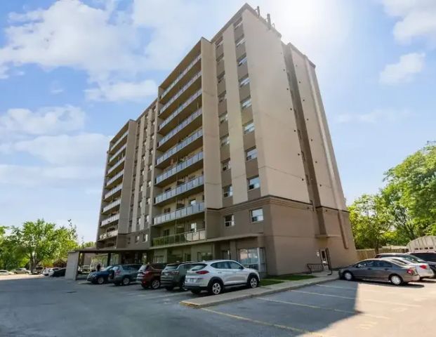 Pontiac Court – Highrise | 1270 Pontiac Court, Sarnia - Photo 1