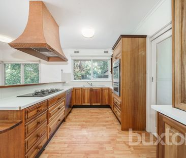 FAMILY HOME LOCATED IN MOUNT WAVERLEY SCHOOL ZONE !! - Photo 1