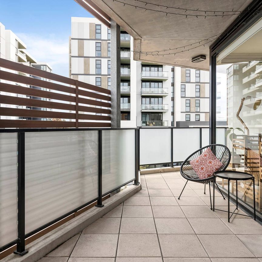 MODERN, BRIGHT AND CONVENIENT - Photo 1