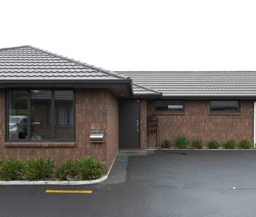 Modern 2-bedroom Unit With Private Courtyard & 2 Car Parks! - Photo 6