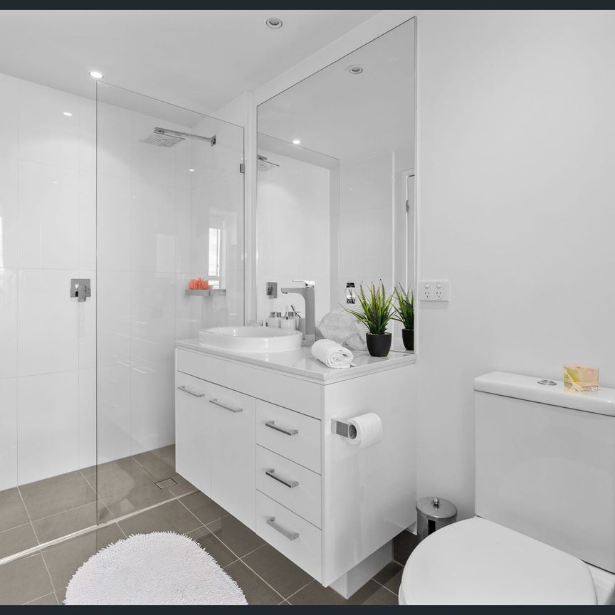 609/20 Labrador St, Labrador, QLD 4215 - Photo 1