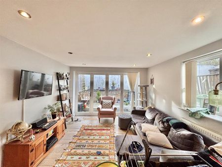 2 bedroom flat to rent - Photo 2