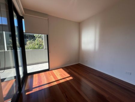 MODERN TWO BEDROOM, TWO BATHROOM APARTMENT - Photo 5