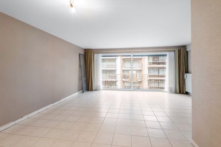 Zeer centraal gelegen, ongemeubeld appartement in de Dumortierlaan op enkele stappen van de Lippenslaan en de Zeedijk. - Photo 3