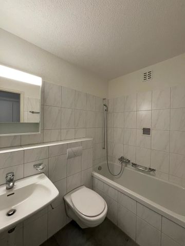 Zentral gelegene Wohnung mit grossem Balkon mit Aussicht - Photo 3