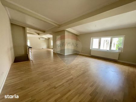 Casă / Vilă cu 6 camere de închiriat în zona Capitale - Fotografie 3