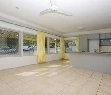 Spacious Annerley Apartment With Separate Living Area - Photo 4