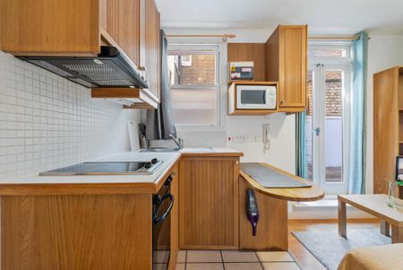 BILLS INCLUDED - Studio apartment with private patio garden to rent in West Kensington, London W14 - Photo 5