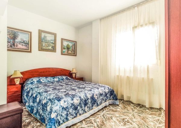 Chalet Vacacional con la piscina privada en La Zenia