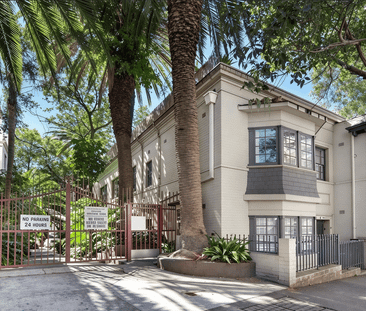 Hidden Gem in a Secure Block l Minutes to Potts Point & CBD l Top-F... - Photo 5