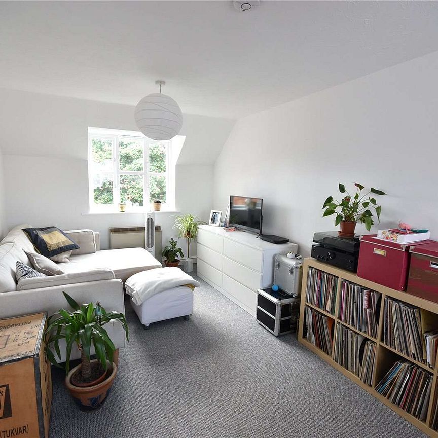 A wonderful top floor two bedroom flat - Photo 1