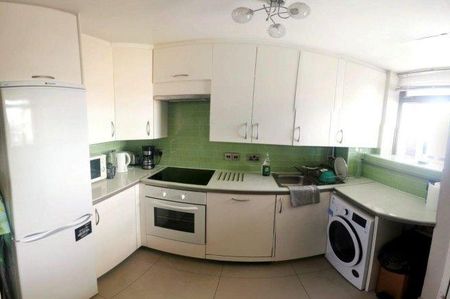 4 bedroom flat to rent - Photo 2