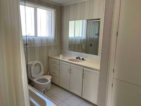 Spacious 5BR Home in Bucklands Beach - Photo 5