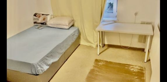 Room in a Shared Flat, Bateman, IG11 - Photo 2