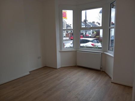 3 bedroom end of terrace house to rent - Photo 2