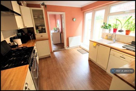 3 bedroom detached house to rent - Photo 2