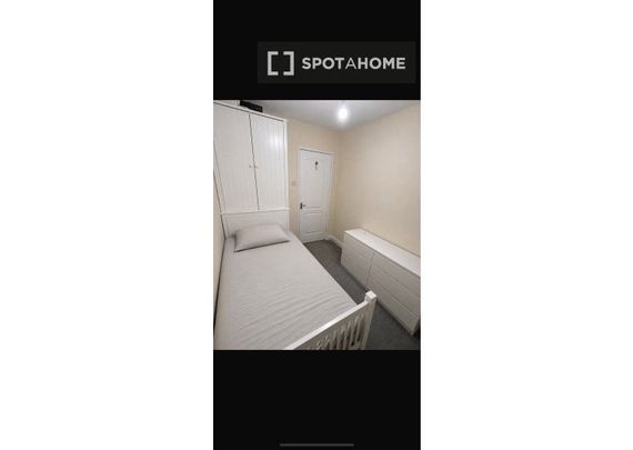 Room in a shared apartment for rent in Dublin - Photo 1