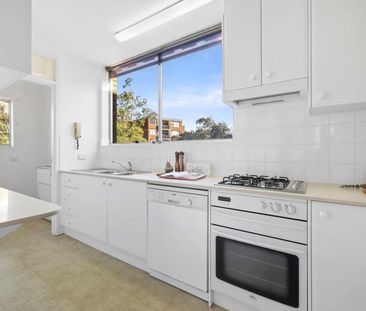 Stunning Waterfront Apartment with Panoramic Bay Views - Photo 4