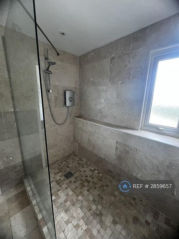 1 bedroom in a house share to rent - Photo 3