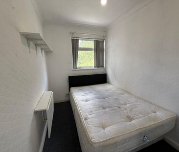 4 bed detached house to rent Tenby Close, Romford RM6 - Photo 5