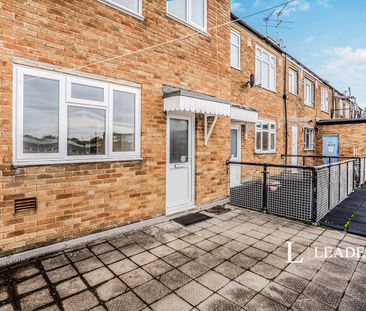 3 bedroom maisonette to rent Westquay House, 20 West Street, Fareha... - Photo 5