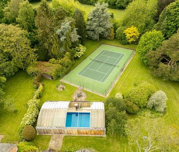 An exquisite six bedroom family house, recently re-thatched, surrou... - Photo 1