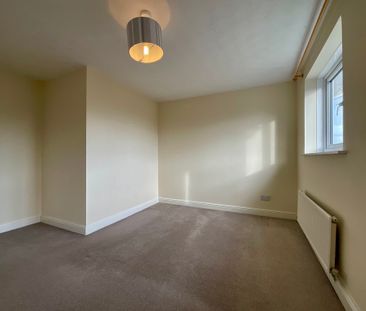 3 bedroom Semi-Detached House to let - Photo 3