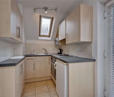 A spacious one bedroom apartment in the centre of town. - Photo 3