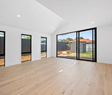 Designer Elegance, Space and Natural Light - Photo 2