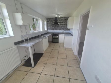 3 bedroom flat to rent - Photo 4