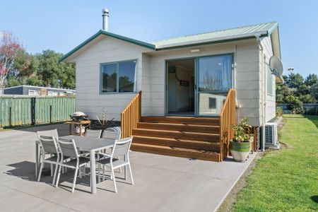 Welcome to this spacious and versatile 4-bedroom rental home. - Photo 2