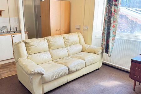 To Let 1 Bed Flat - Photo 3
