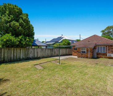 Renovated Wynnum Home Offering Comfort, Space & Bay Breezes - Photo 5